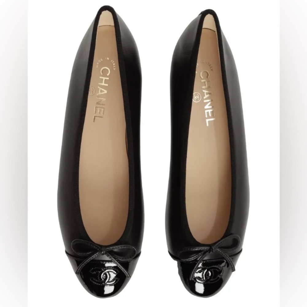 CHANEL Black Leather Flats with Bow and patten leather toe.           Sz 36 1/2